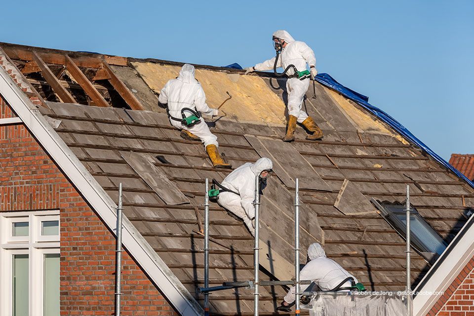 Asbestabbau auf einem Hausdach