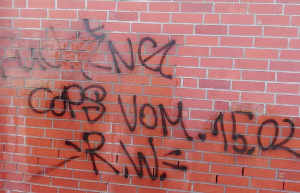 Graffiti auf einer Backsteinmauer mit der Aufschrift „Cops vom 15.02“