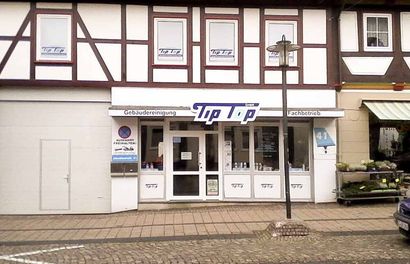 Eine Ladenfront mit einem Schild mit der Aufschrift „Tip Top“
