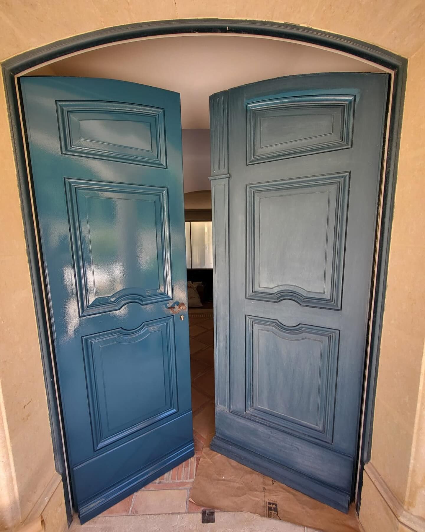 Une porte bleue.