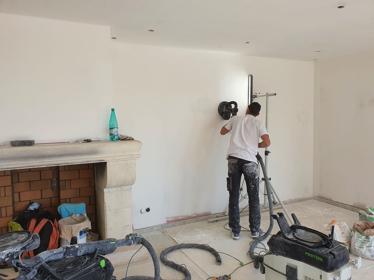 Des toilettes avant et après les travaux.