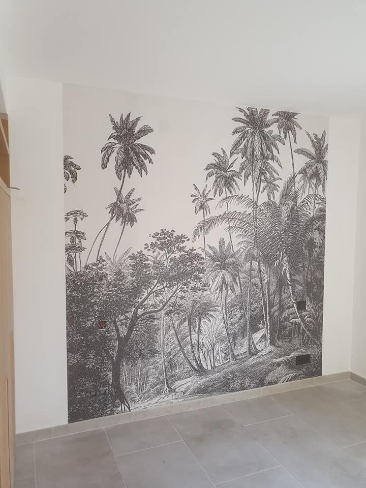 Un carré gris sur un mur blanc.