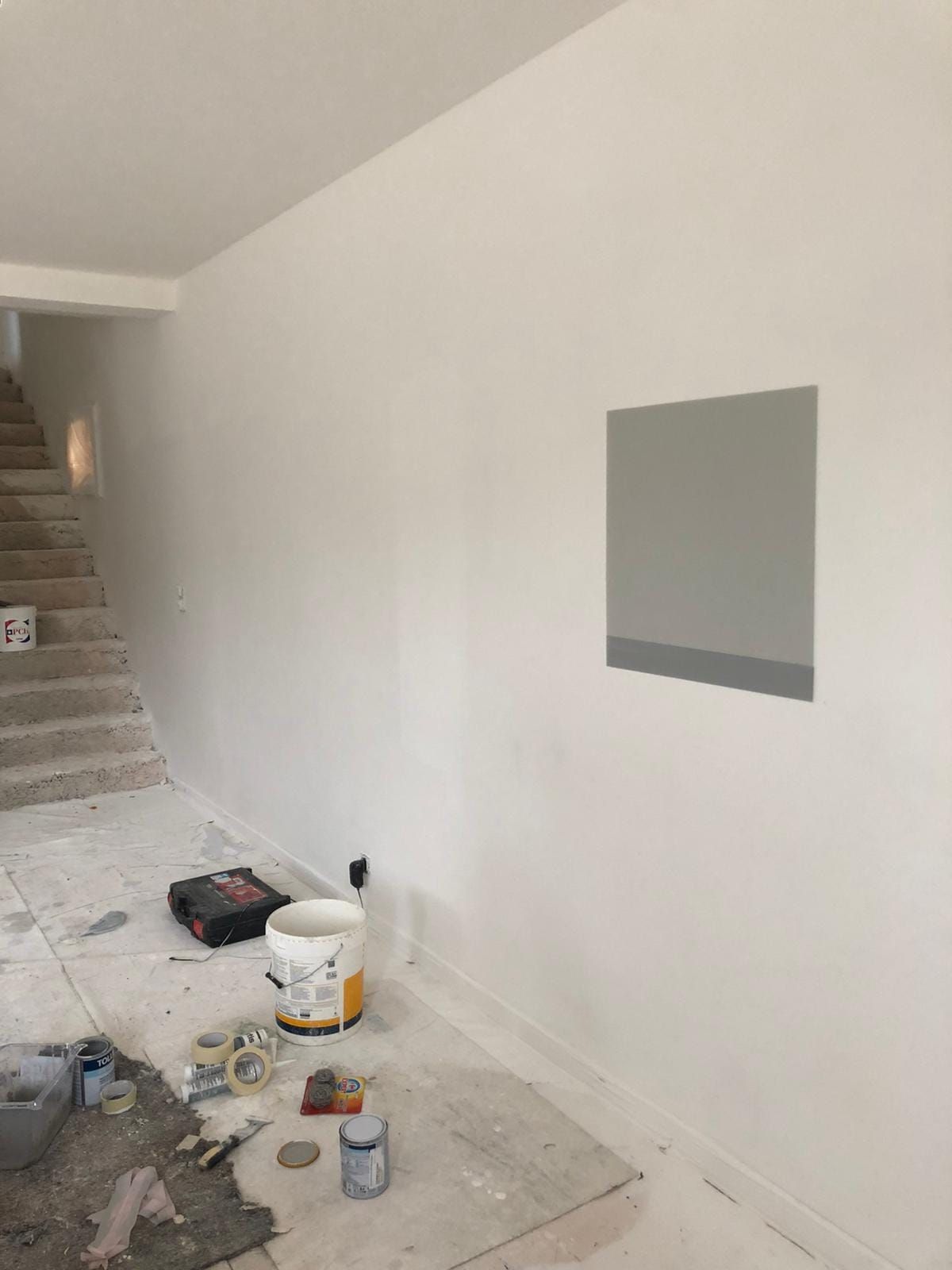 Deux artisans sur des escabeaux.