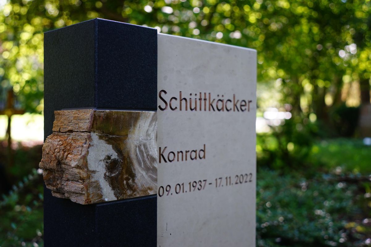 JH Steingestaltung, Grabstein