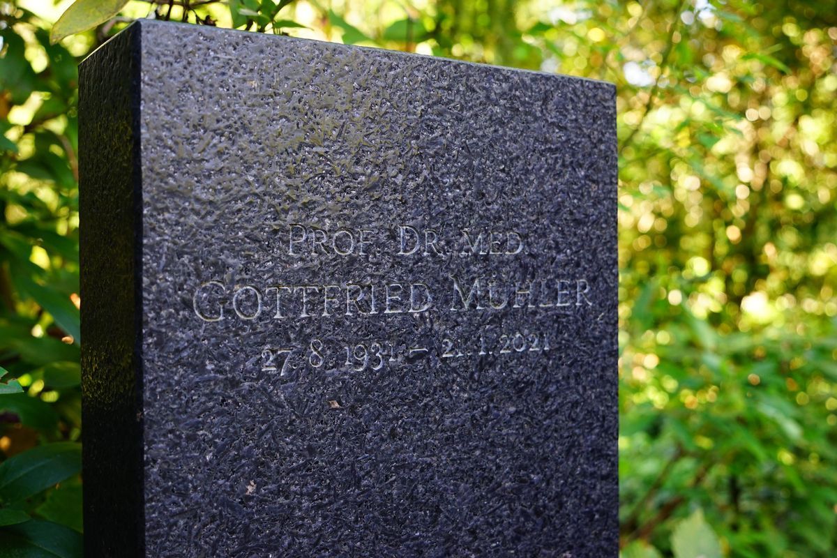 JH Steingestaltung, Grabstein