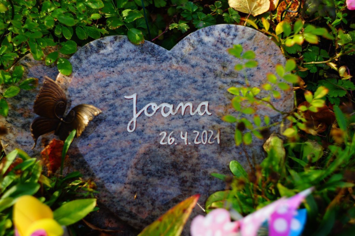 JH Steingestaltung, Grabstein