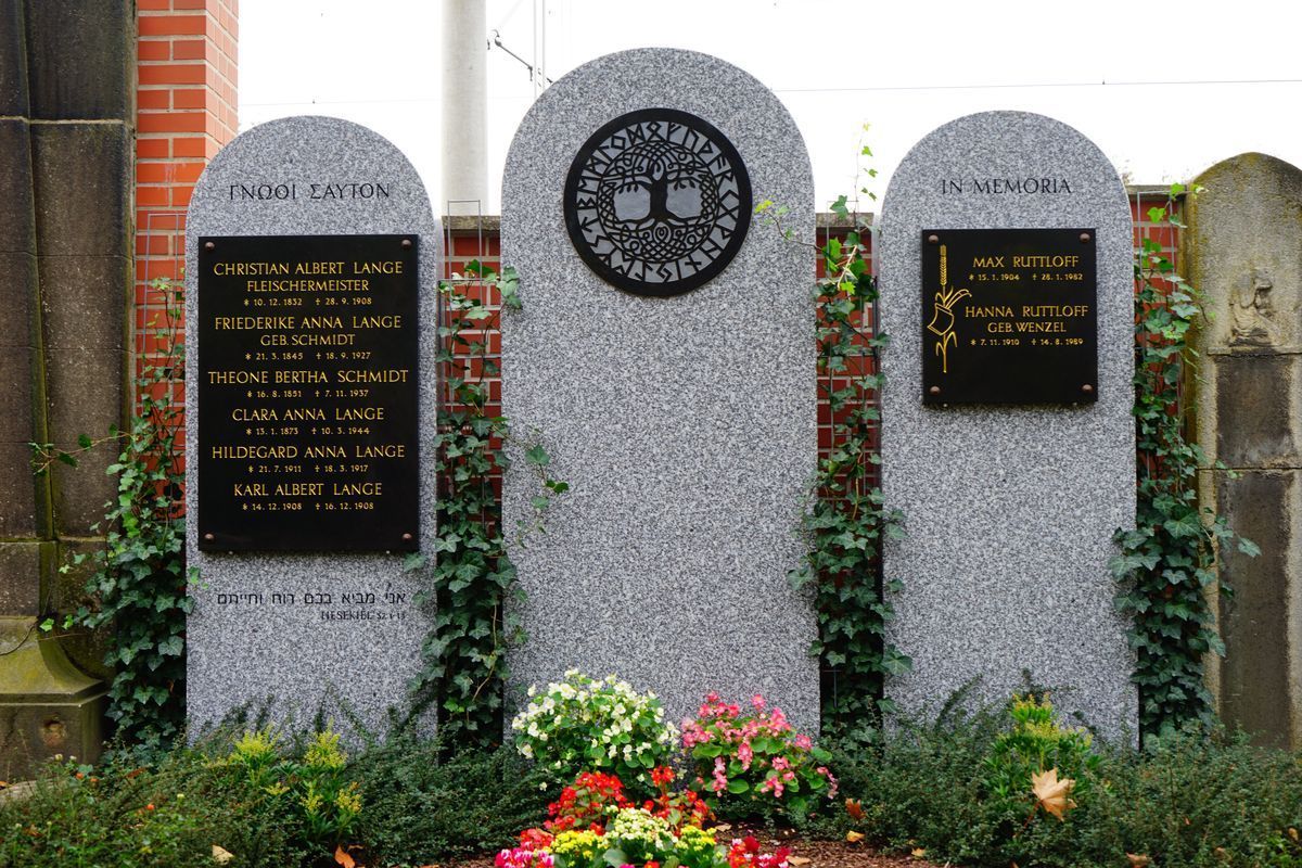 JH Steingestaltung, Grabstein