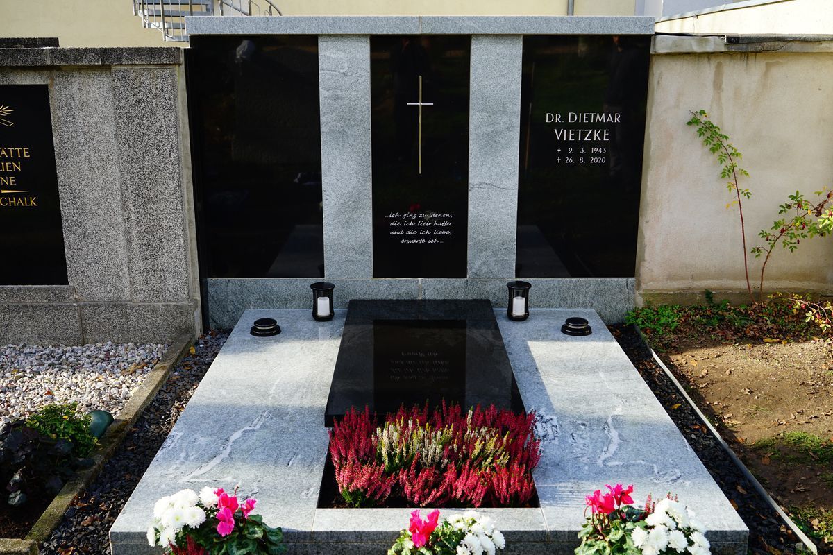 JH Steingestaltung, Grabstein