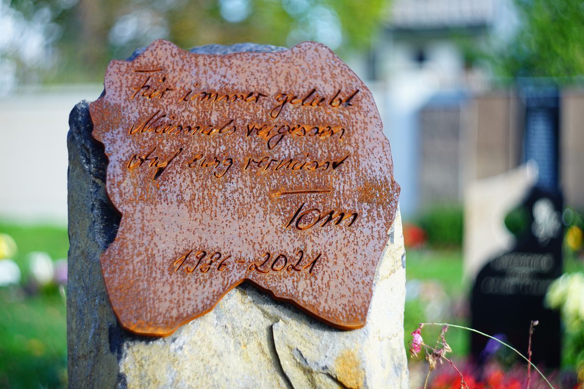 JH Steingestaltung, Grabstein