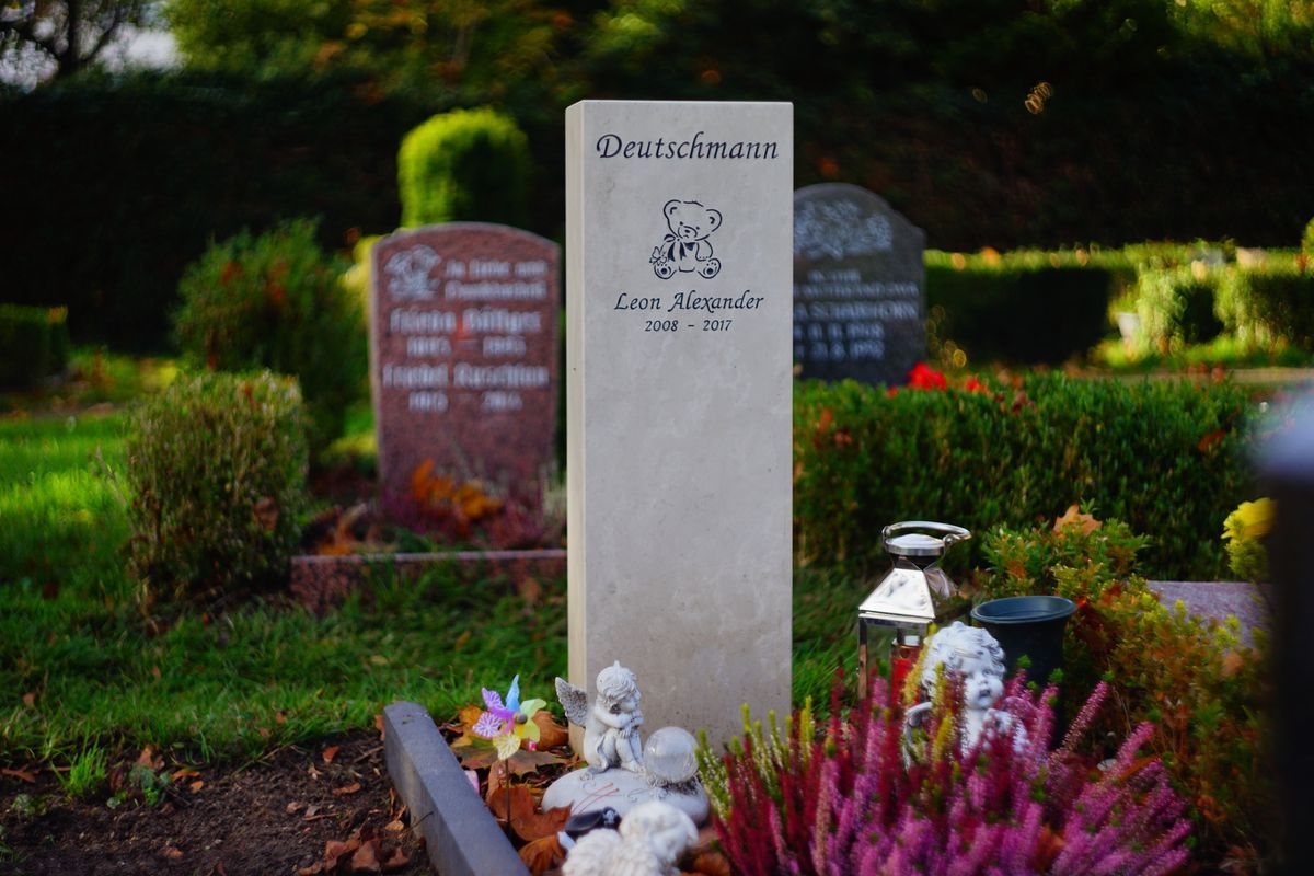 JH Steingestaltung, Grabstein