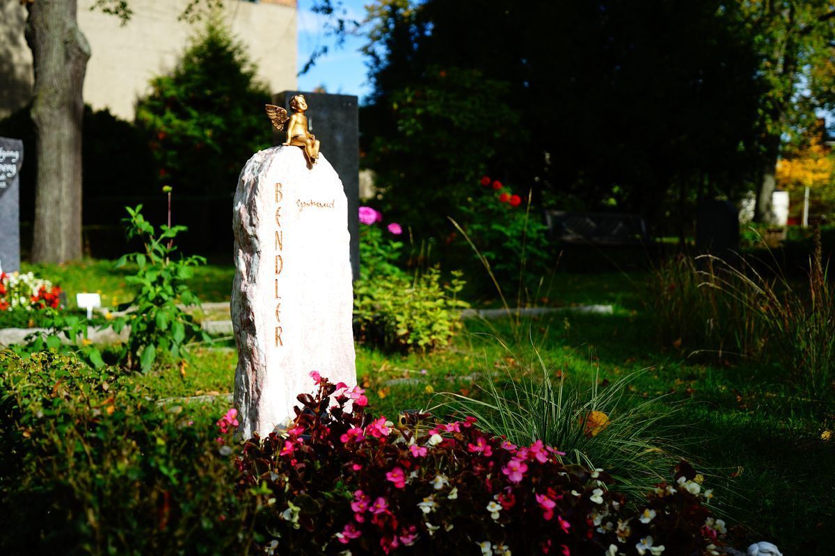 JH Steingestaltung, Grabstein