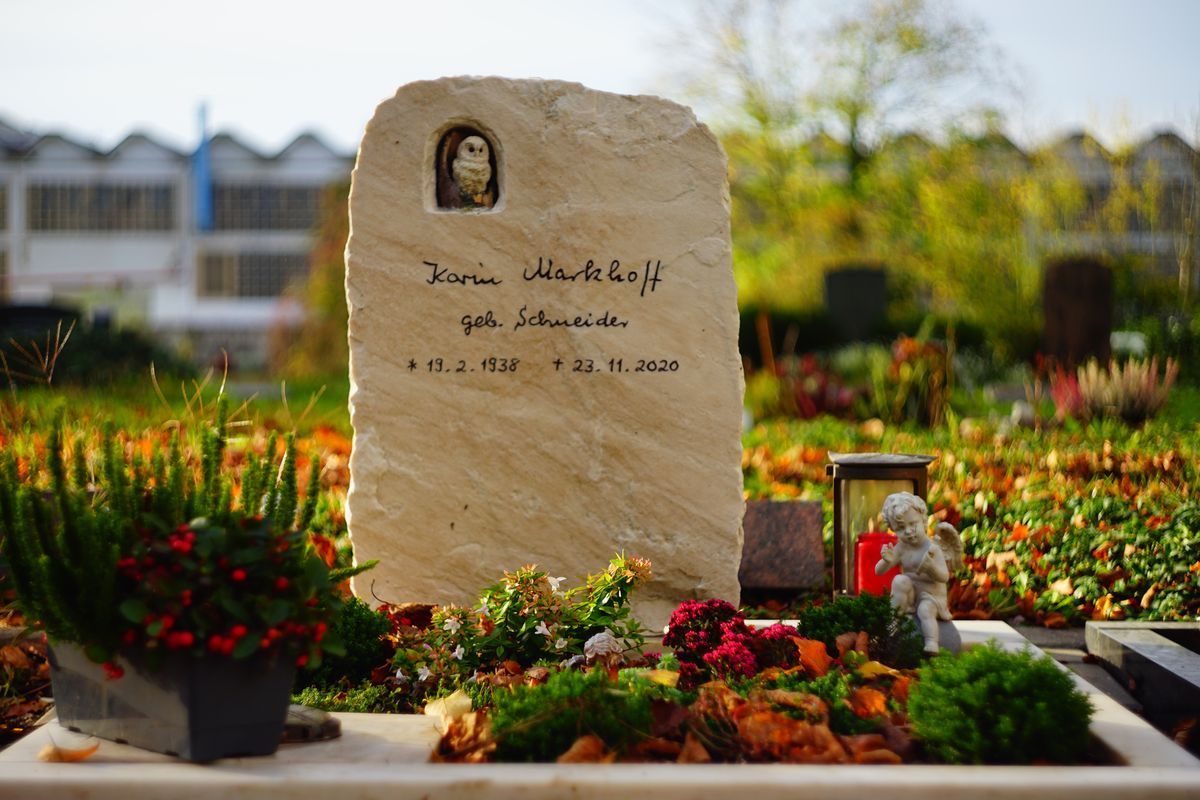 JH Steingestaltung, Grabstein