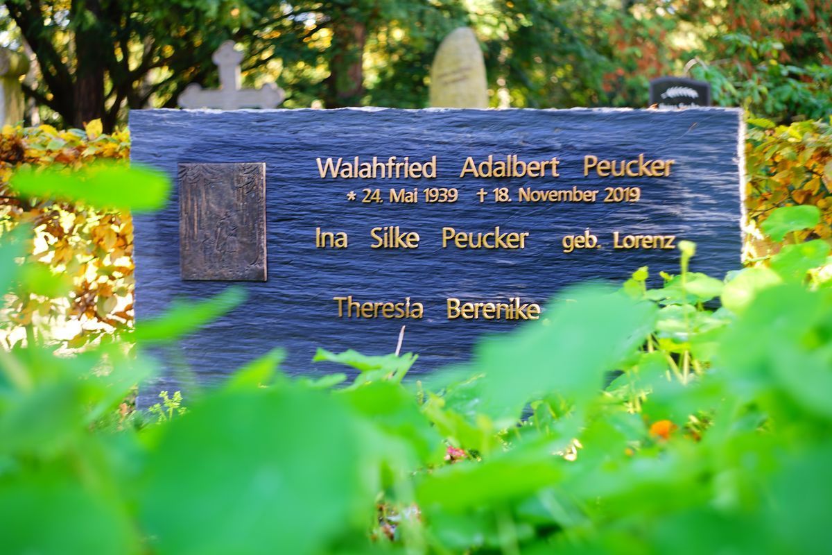 JH Steingestaltung, Grabstein