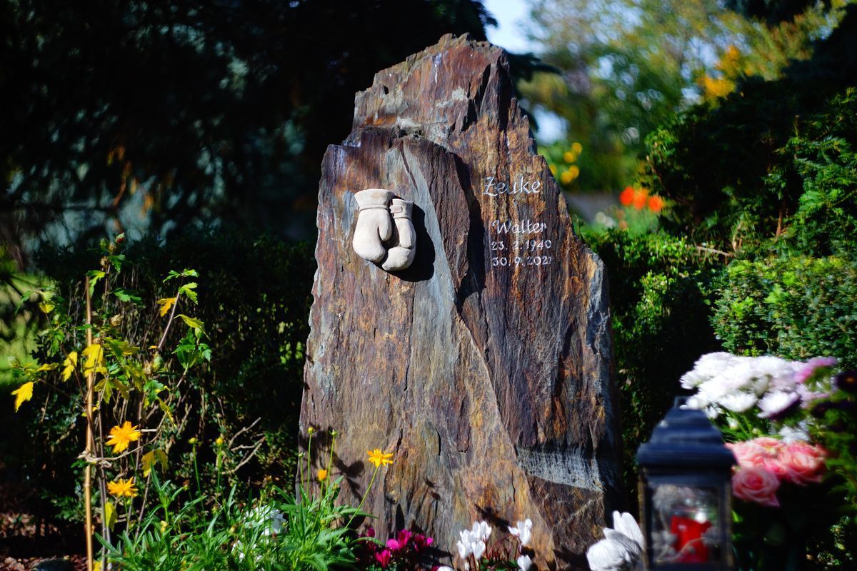 JH Steingestaltung, Grabstein