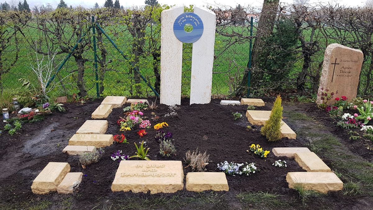 JH Steingestaltung, Grabstein