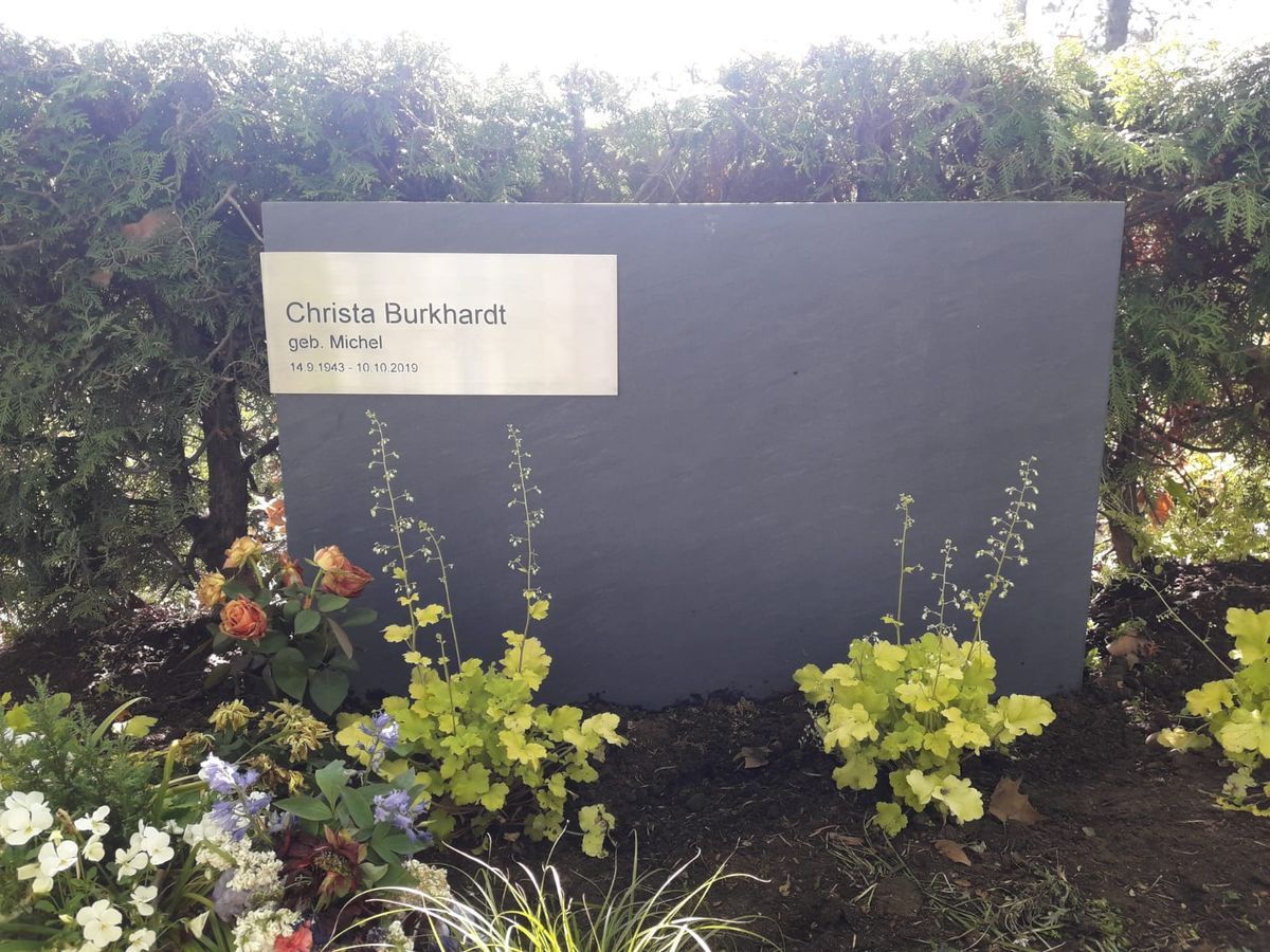 JH Steingestaltung, Grabstein