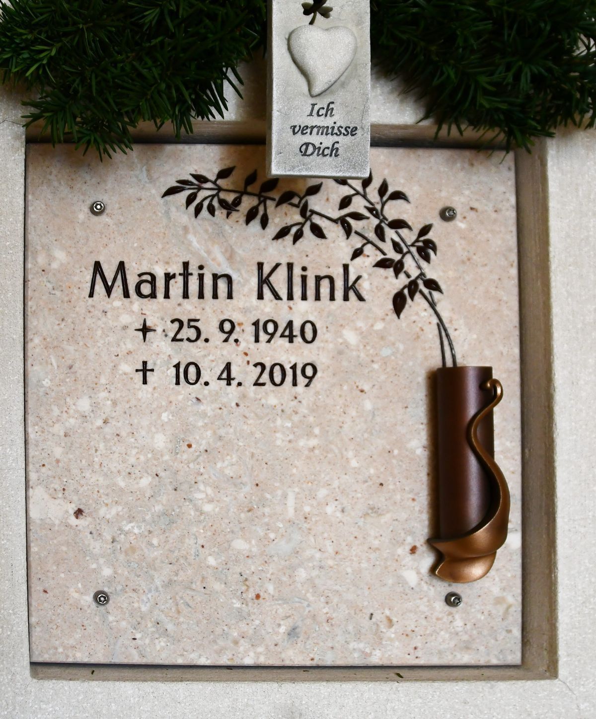 JH Steingestaltung, Grabstein