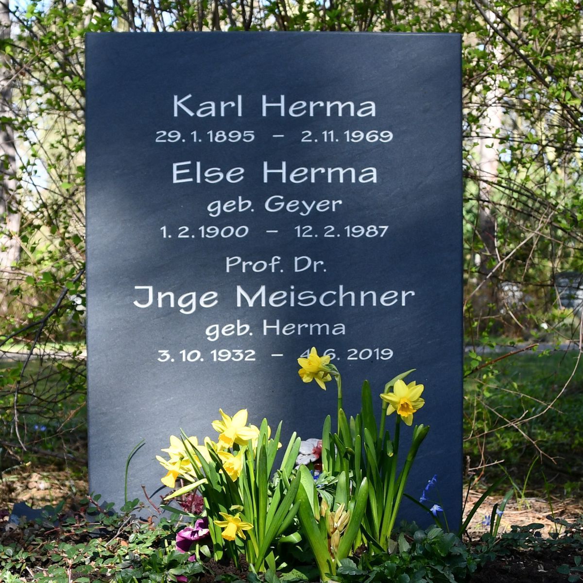 JH Steingestaltung, Grabstein