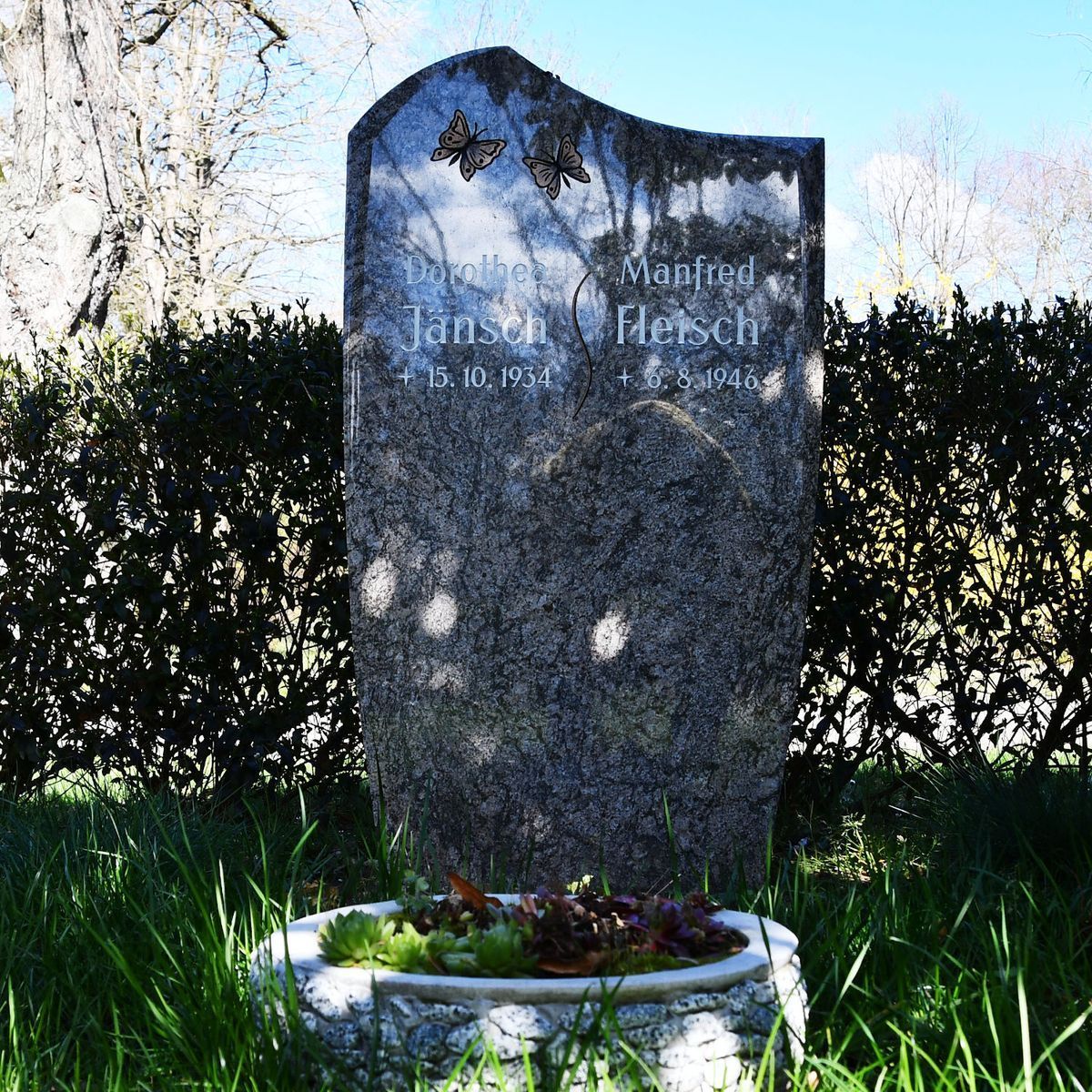 JH Steingestaltung, Grabstein