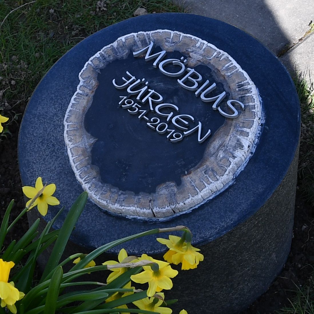 JH Steingestaltung, Grabstein