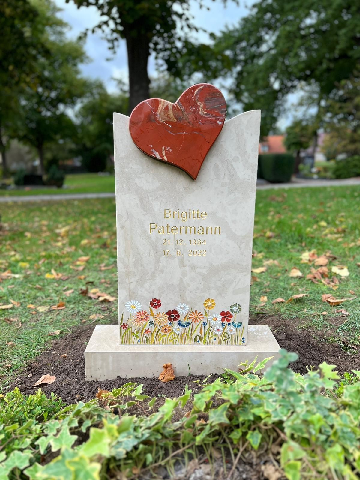 JH Steingestaltung, moderner minimalistischer Grabstein mit rotem Herz