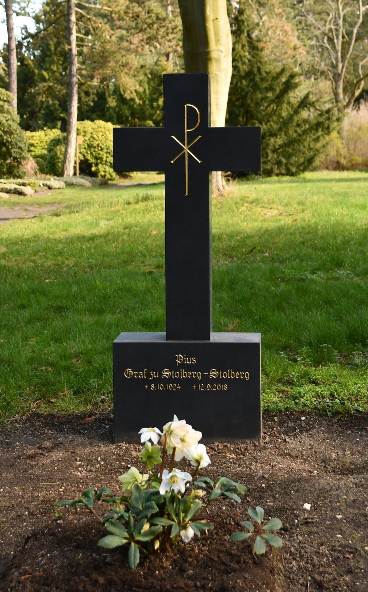 JH Steingestaltung, modernes Grabkreuz aus schwarzem Stein