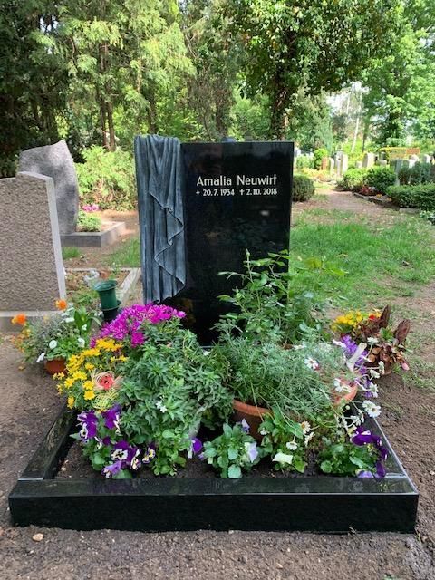 JH Steingestaltung, moderner Grabstein aus schwarzem Stein