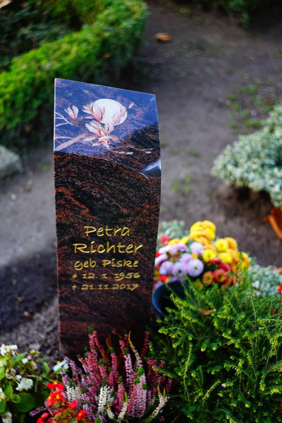 JH Steingestaltung, Grabstein