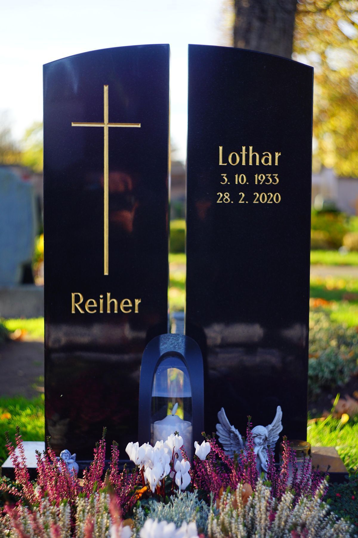 JH Steingestaltung, Grabstein