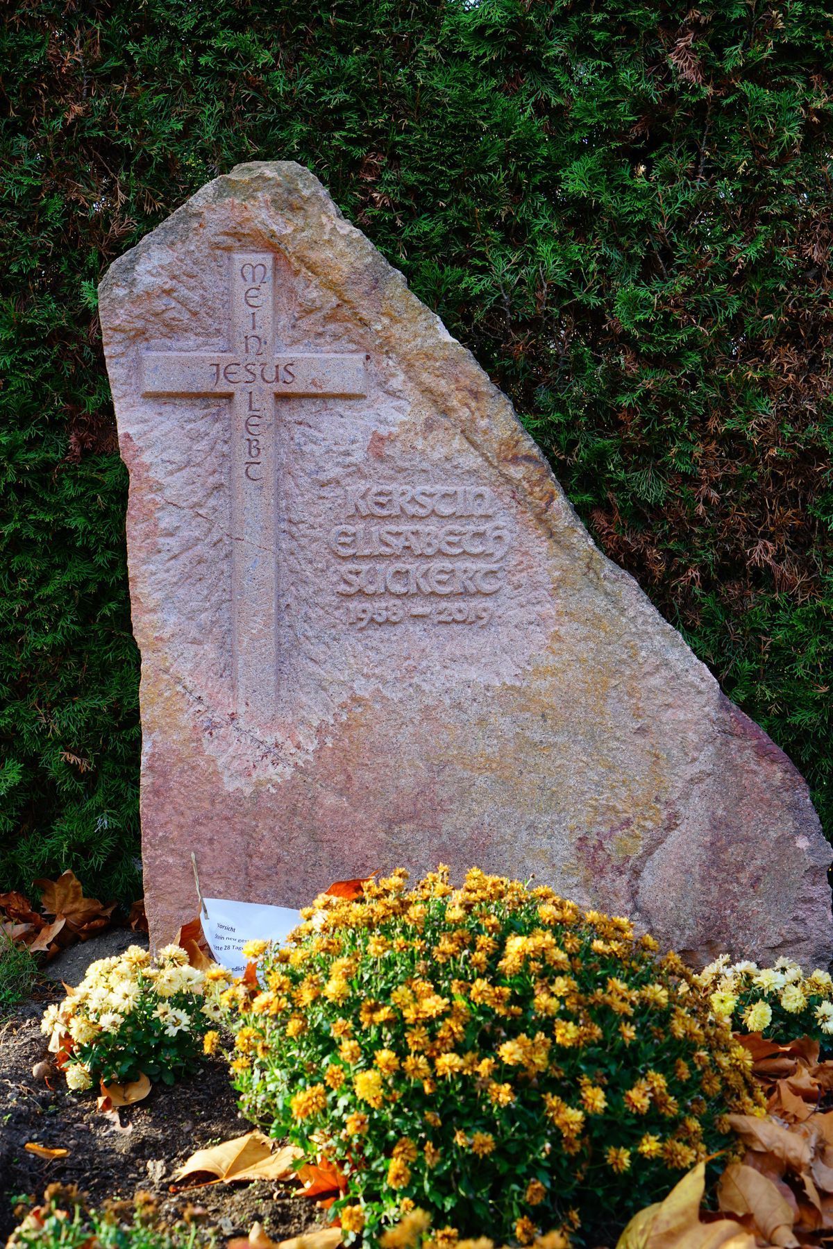 JH Steingestaltung, Grabstein