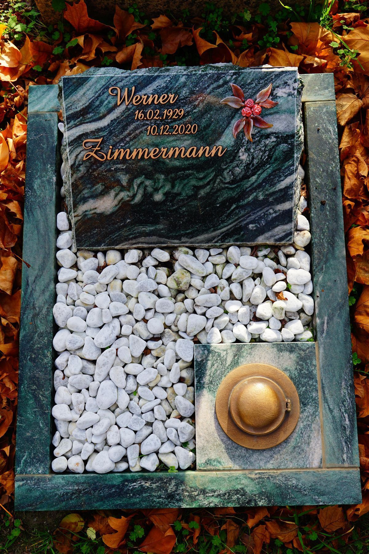 JH Steingestaltung, Grabstein