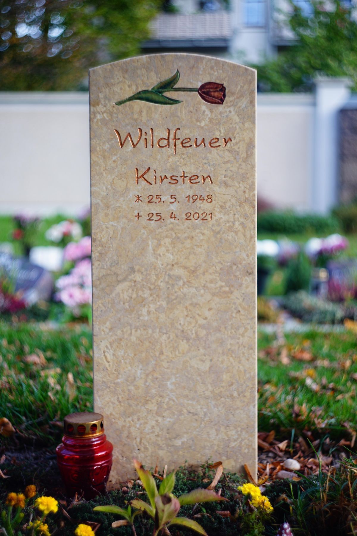 JH Steingestaltung, Grabstein