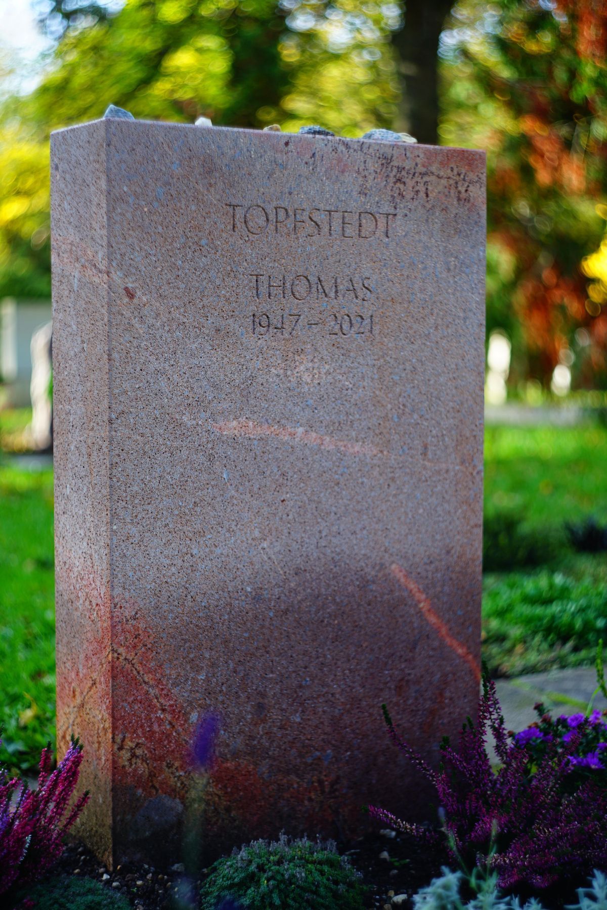 JH Steingestaltung, Grabstein