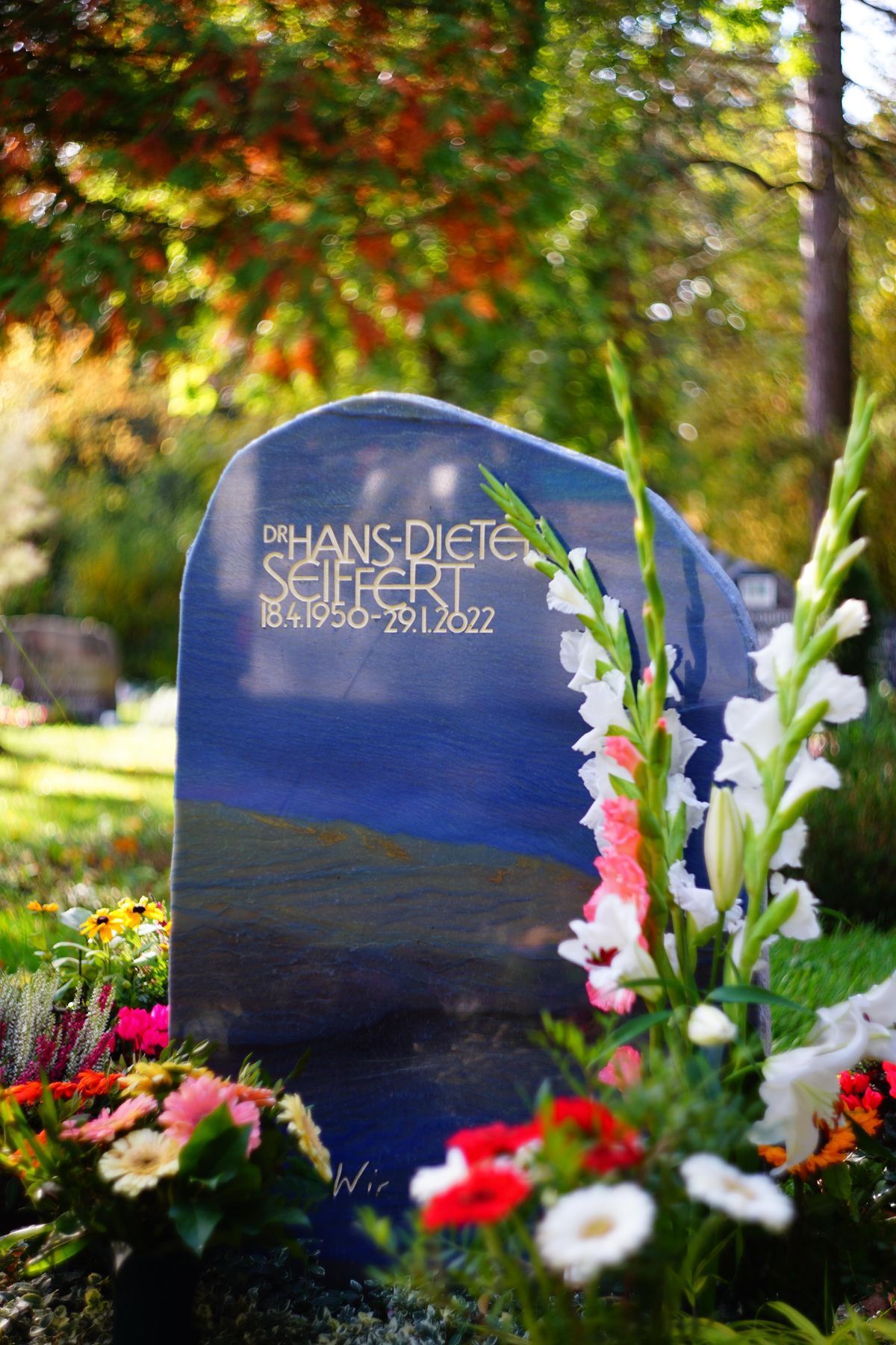 JH Steingestaltung, Grabstein