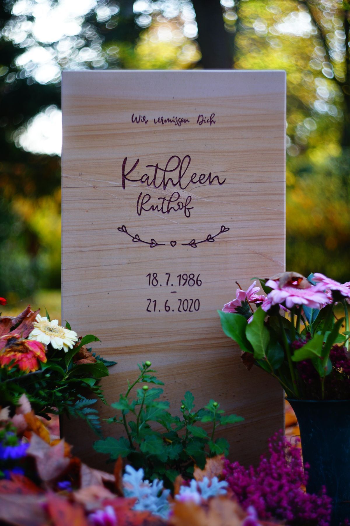 JH Steingestaltung, Grabstein