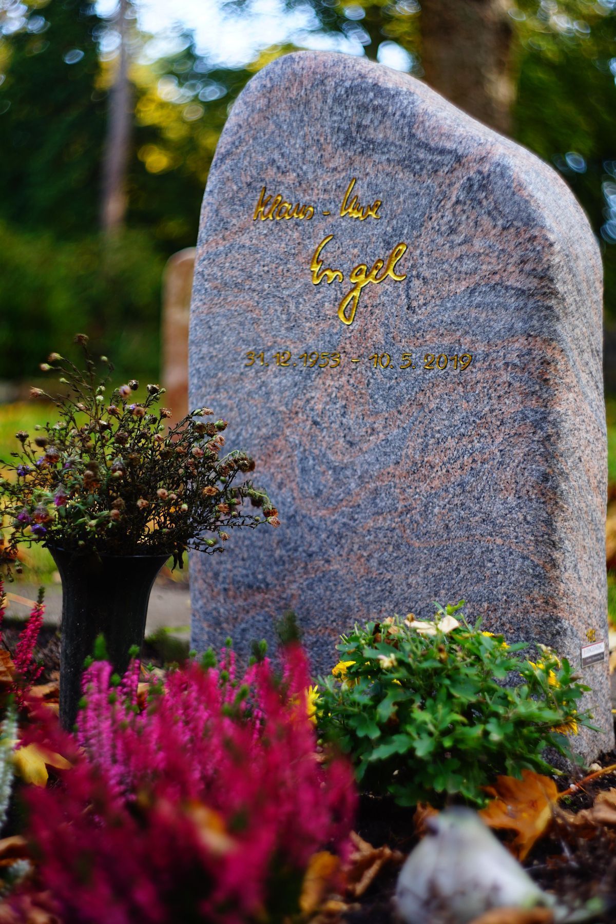 JH Steingestaltung, Grabstein