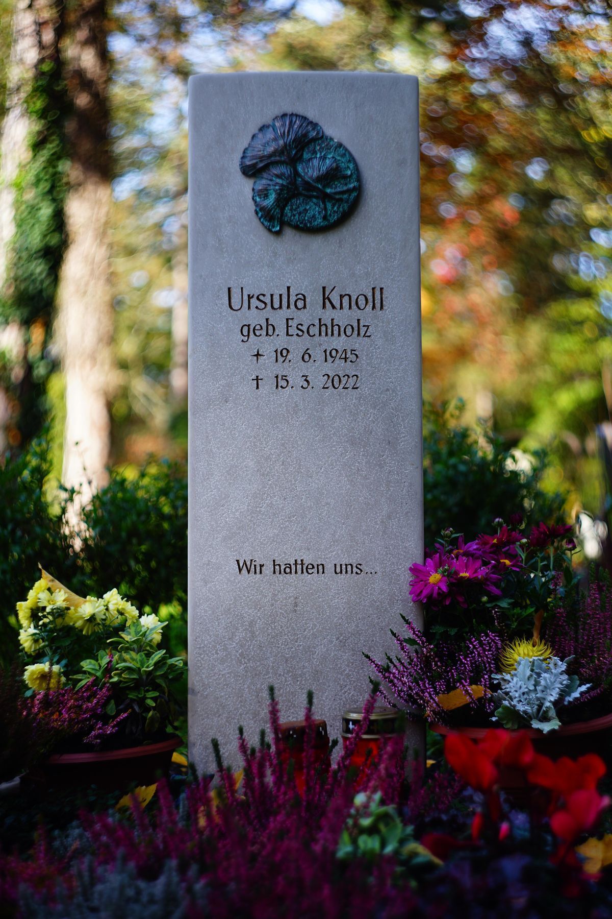 JH Steingestaltung, Grabstein