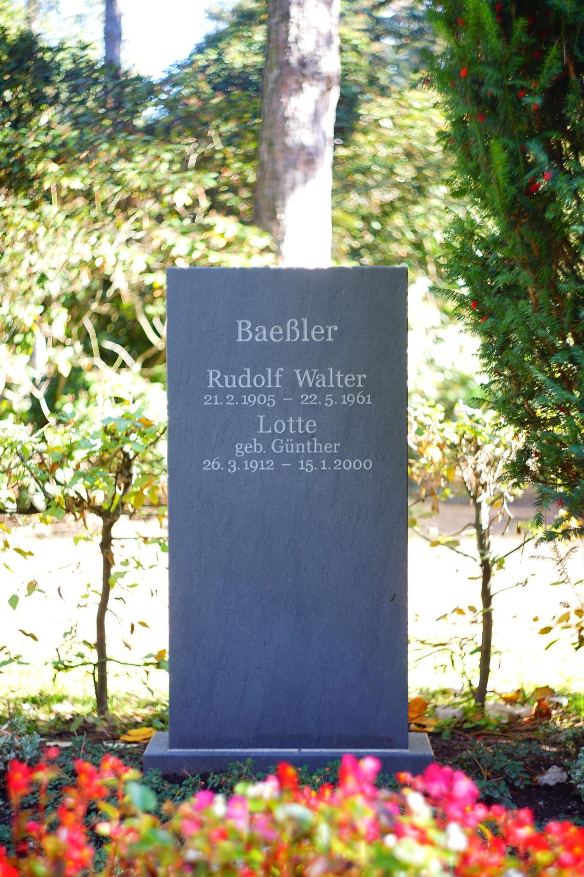 JH Steingestaltung, Grabstein