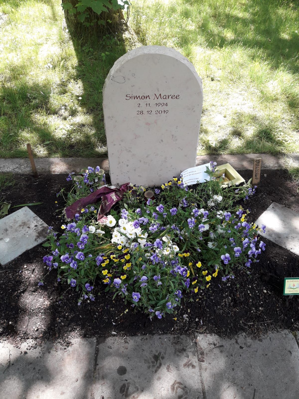 JH Steingestaltung, Grabstein