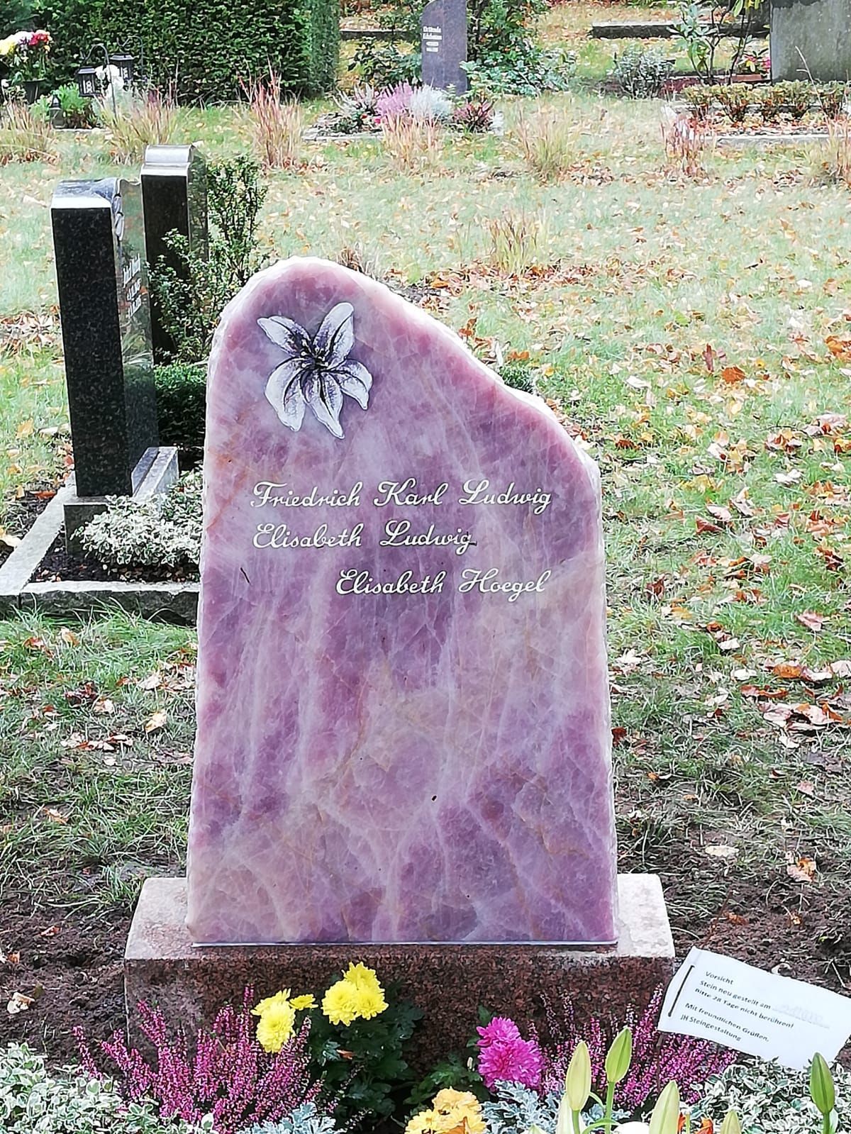 JH Steingestaltung, Grabstein