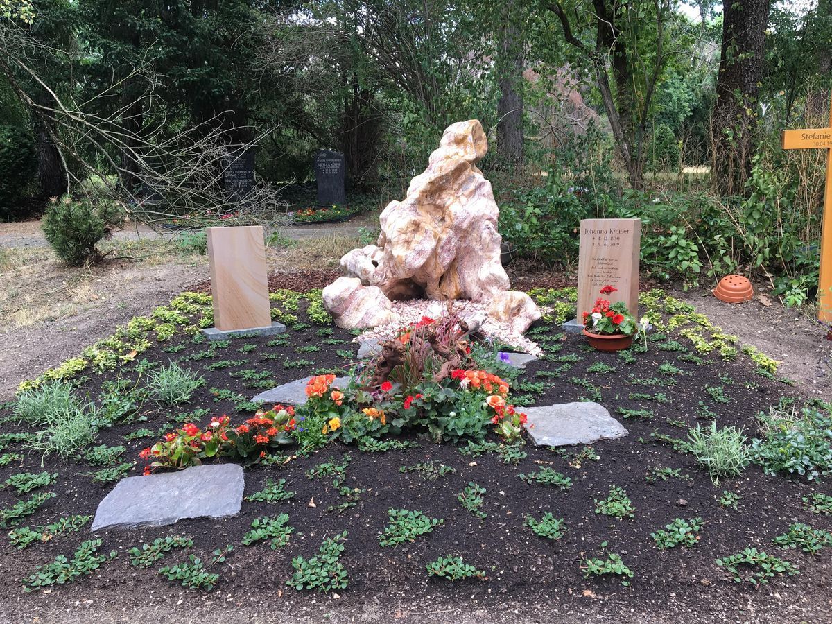 JH Steingestaltung, Grabstein