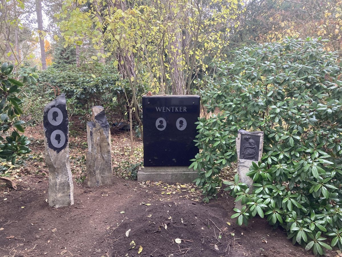 JH Steingestaltung, Grabstein