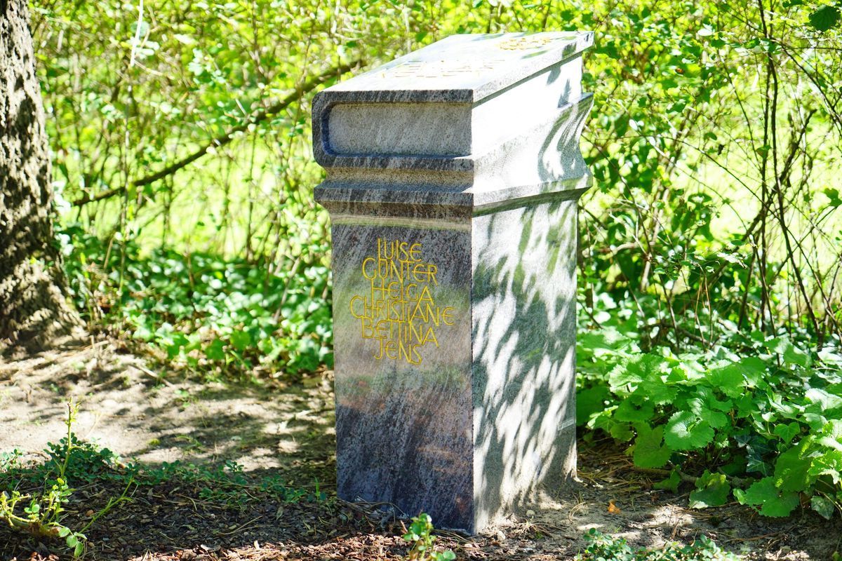 JH Steingestaltung, Grabstein