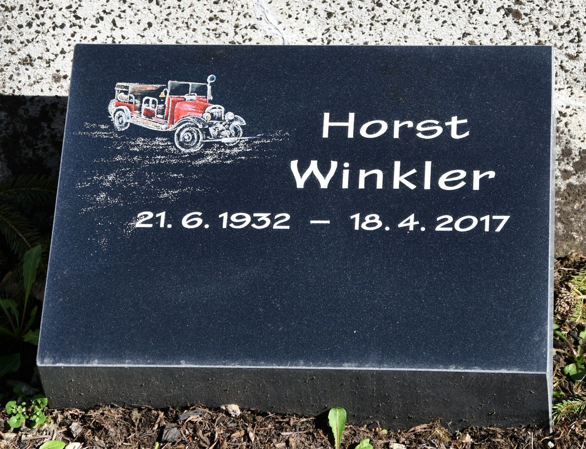 JH Steingestaltung, Grabstein