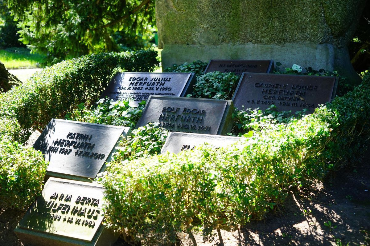 JH Steingestaltung, Grabstein