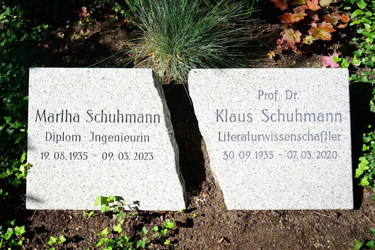 JH Steingestaltung, Grabstein