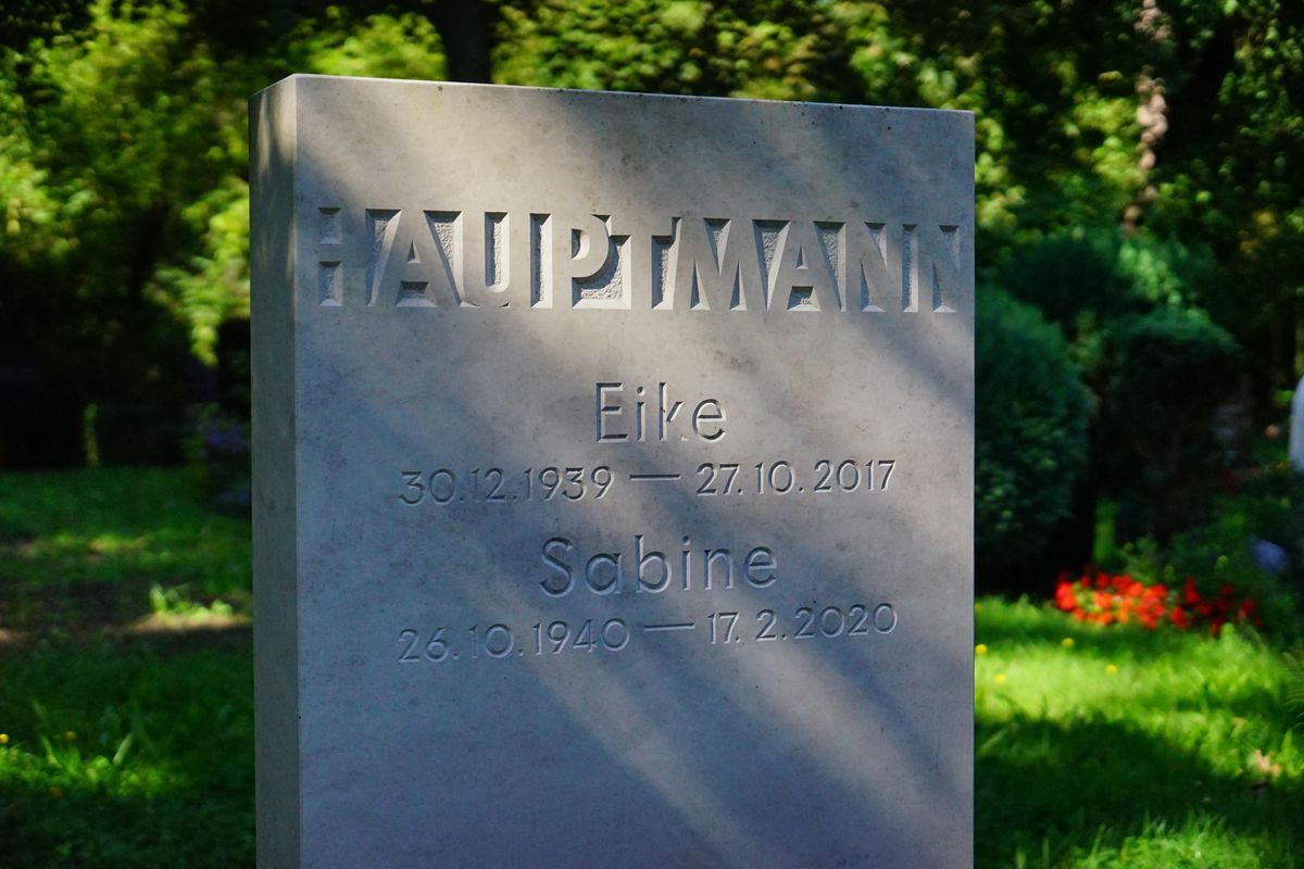 JH Steingestaltung, Grabstein