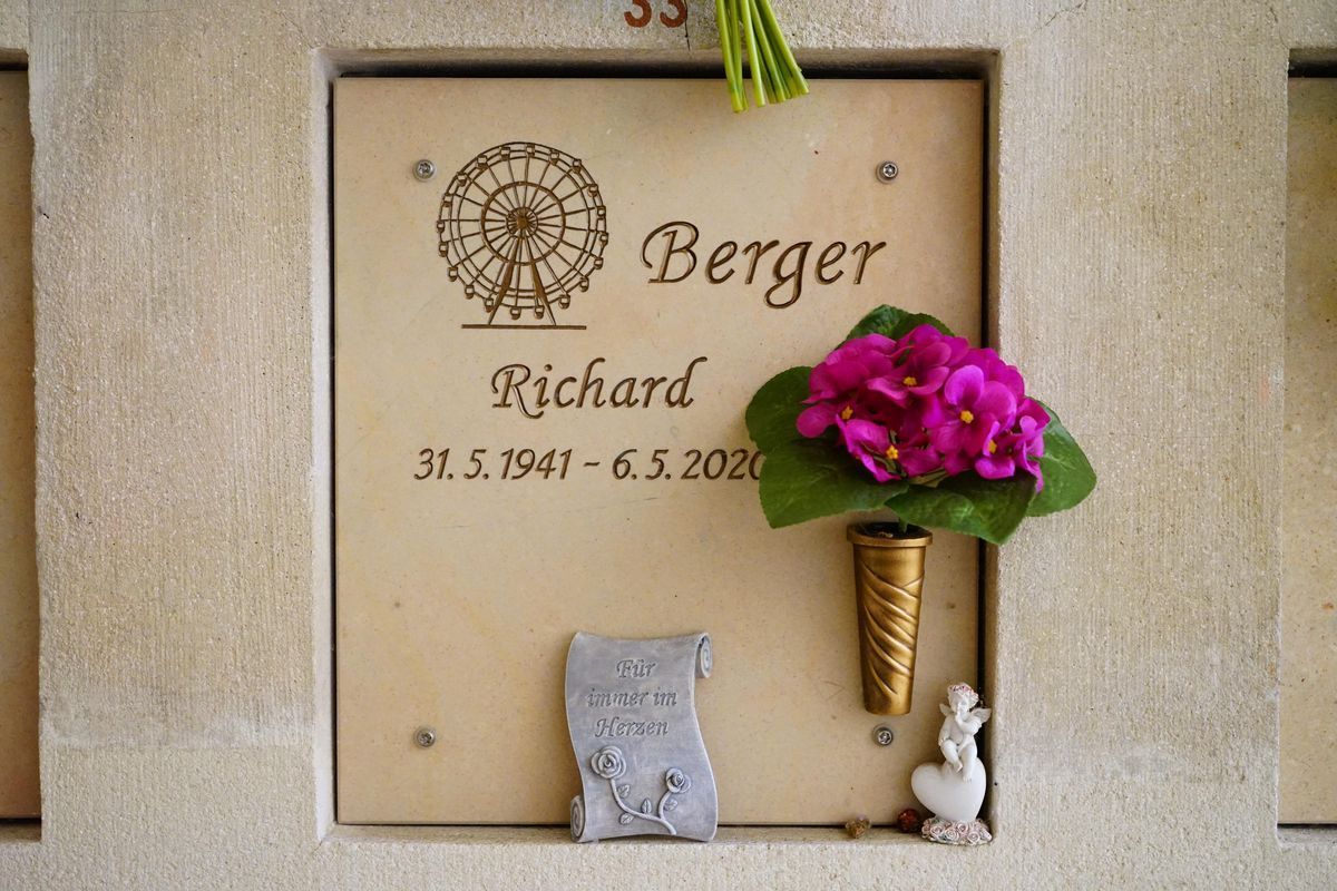 JH Steingestaltung, Grabstein