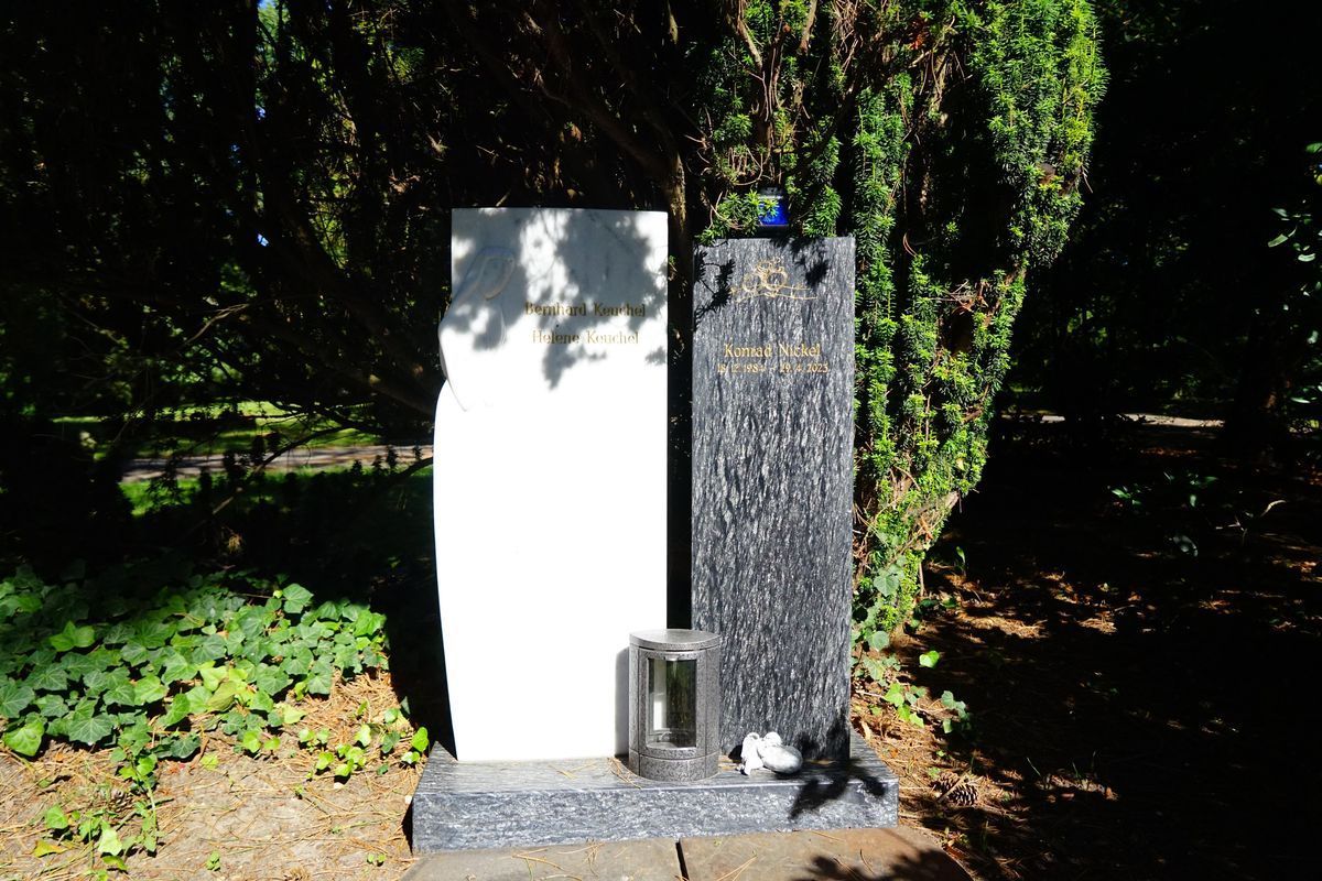 JH Steingestaltung, Grabstein