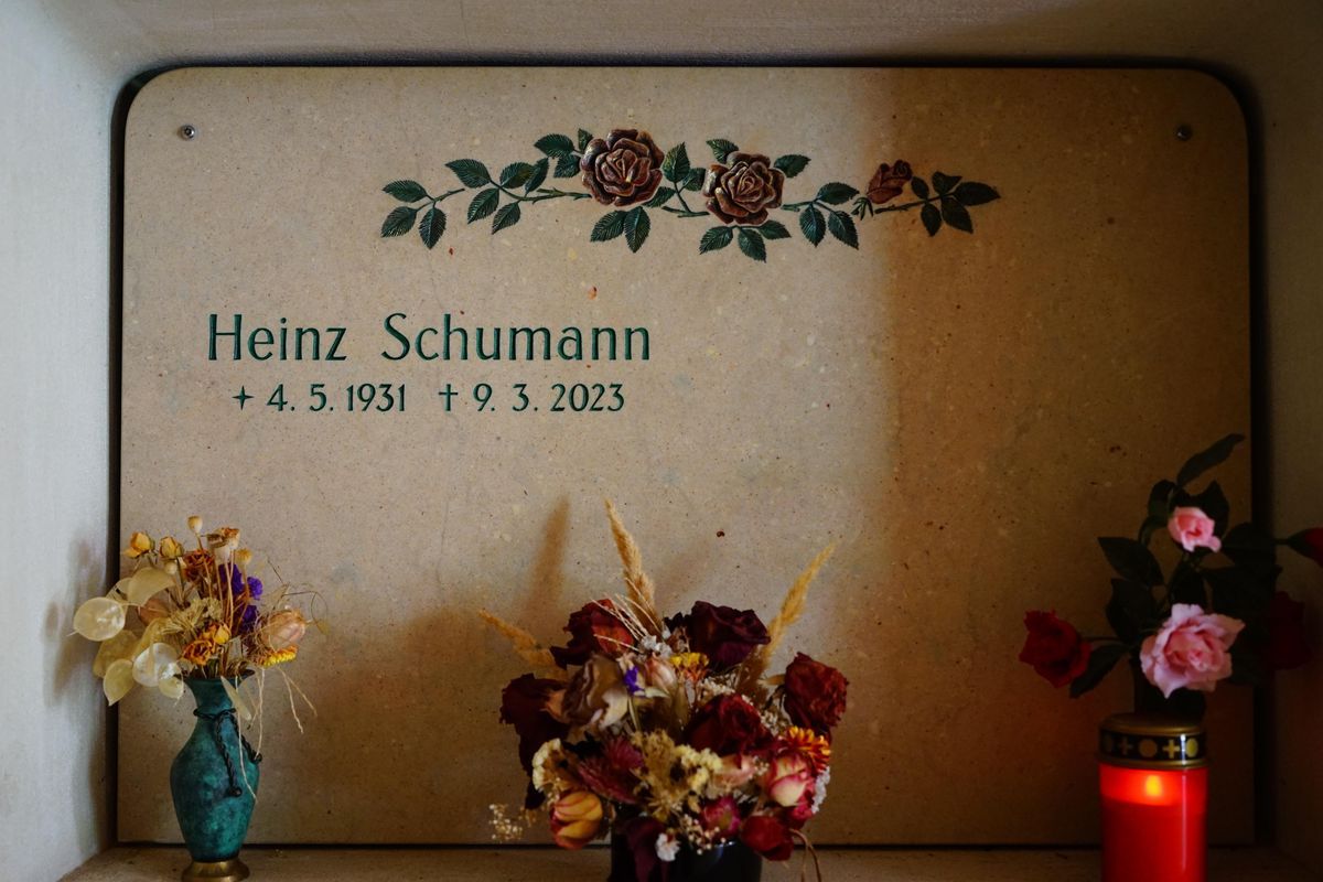 JH Steingestaltung, Grabstein